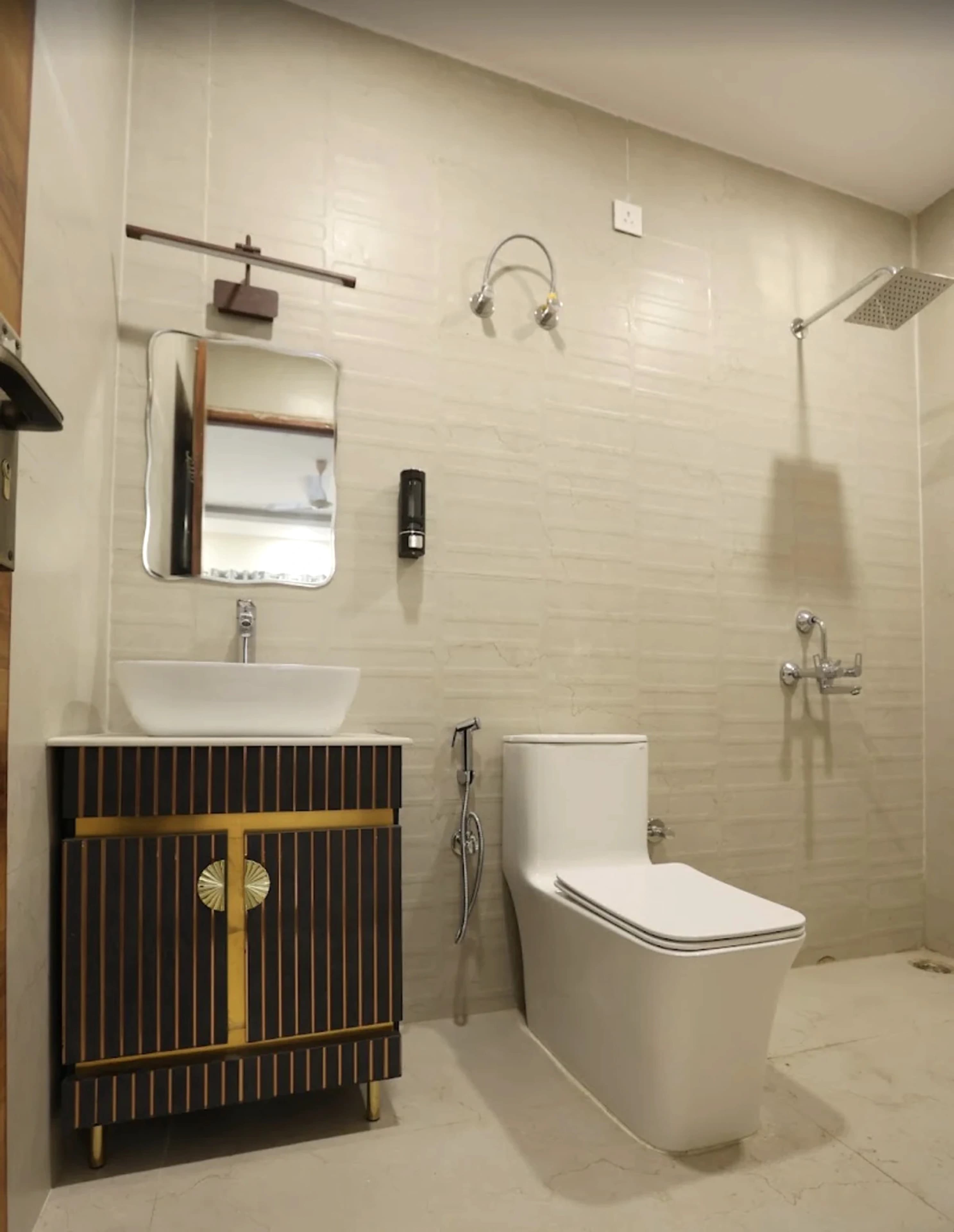 Clean attached bathroom at Silver Oak Estate