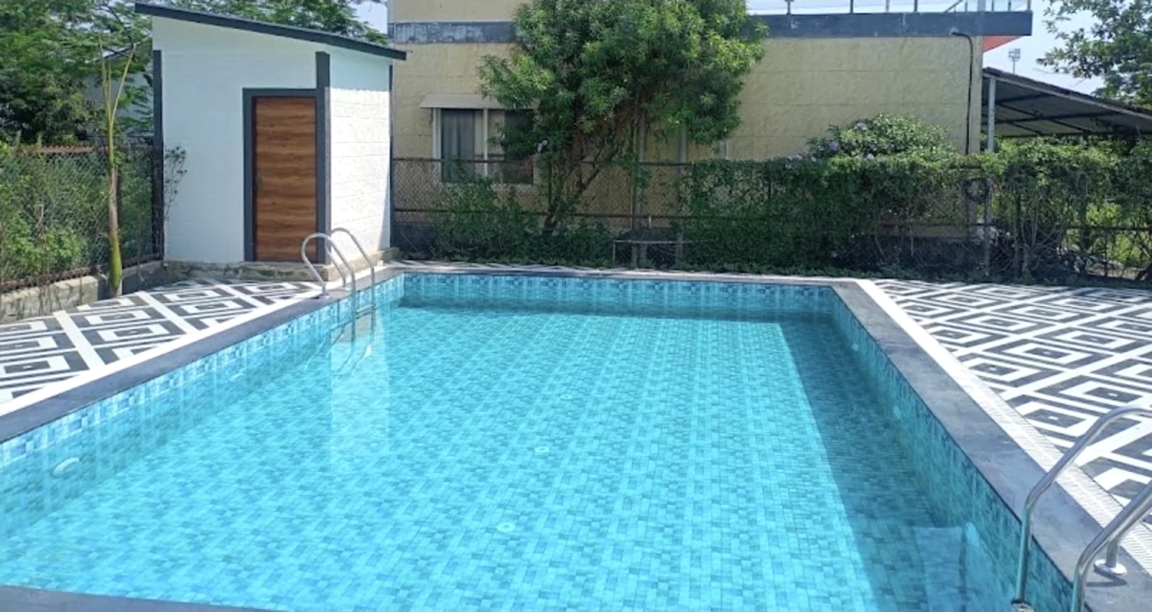 Adult-size party pool and deck at Silver Oak Estate