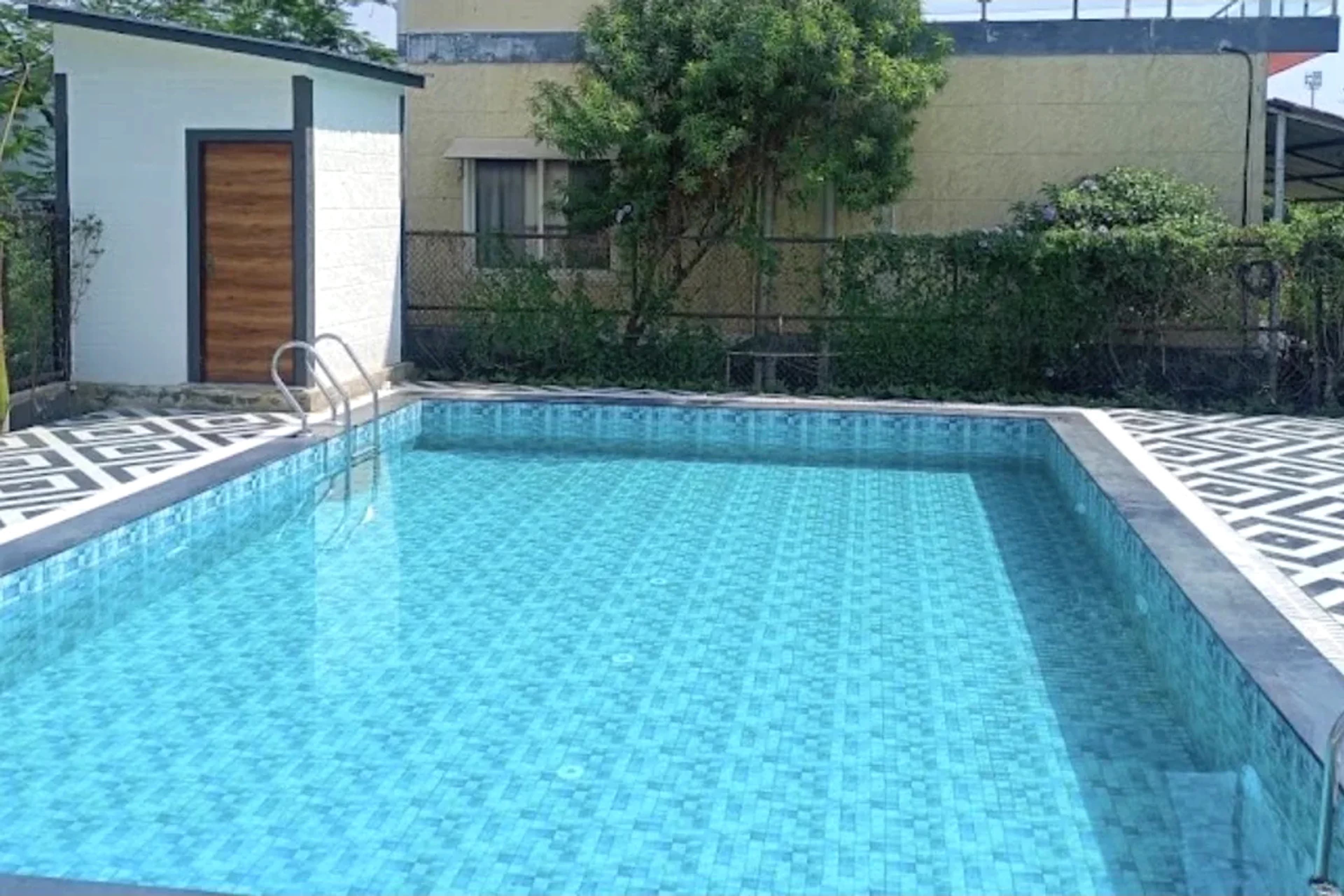 Party pool and deck at Silver Oak Estate for private gatherings