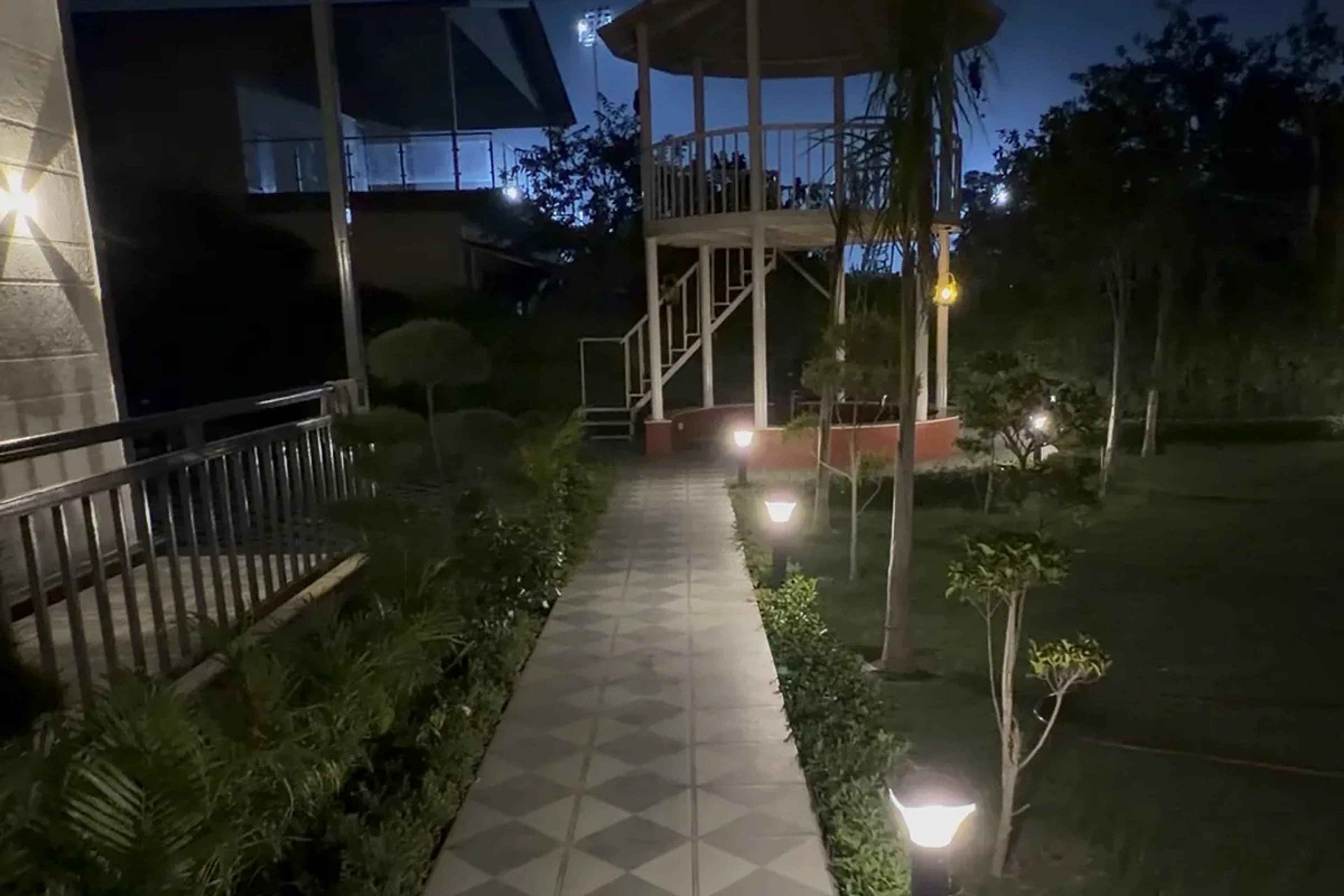 Night-time lawn lighting at Silver Oak Estate for evening gatherings