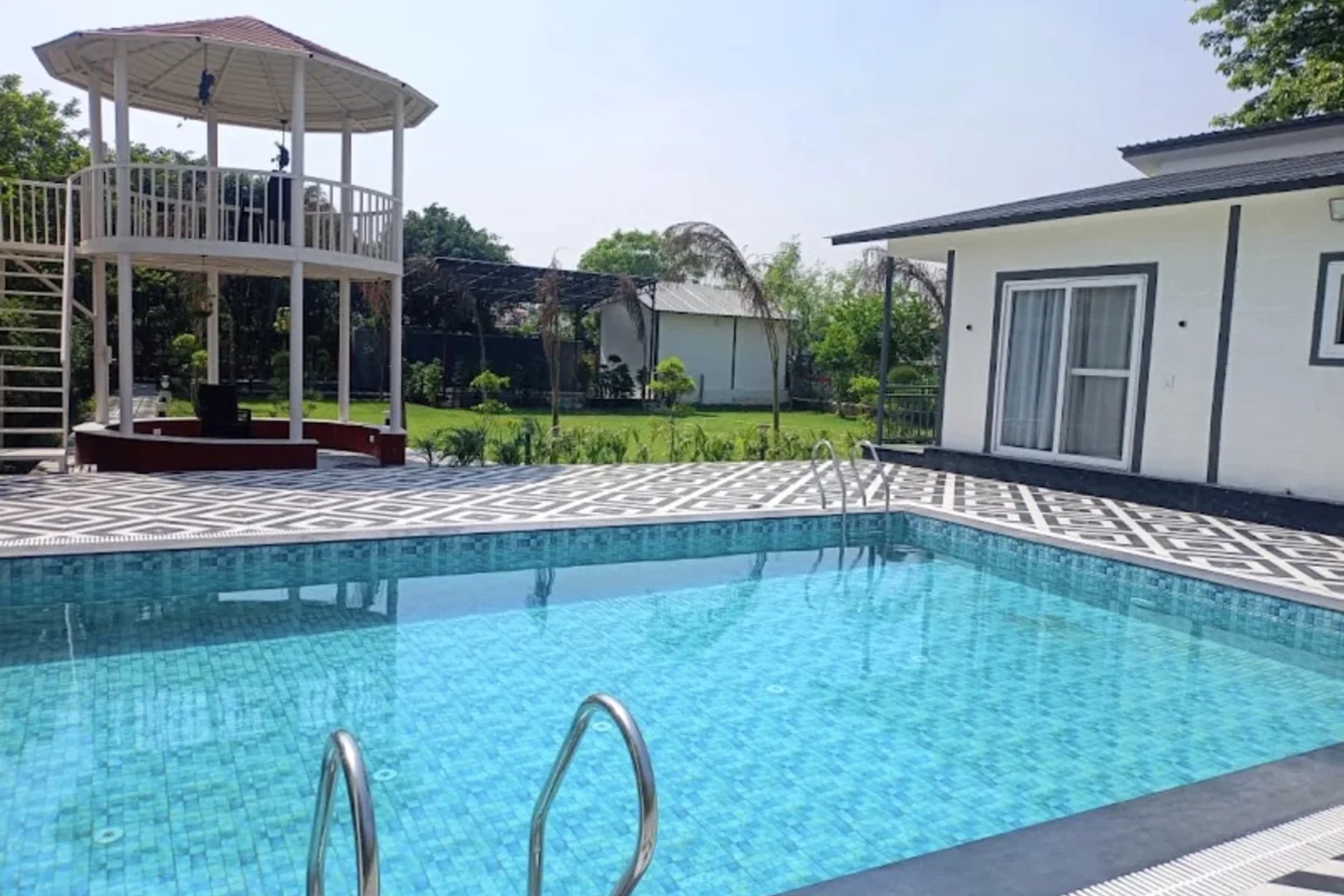 Adult-size party pool deck and lawn at Silver Oak Estate