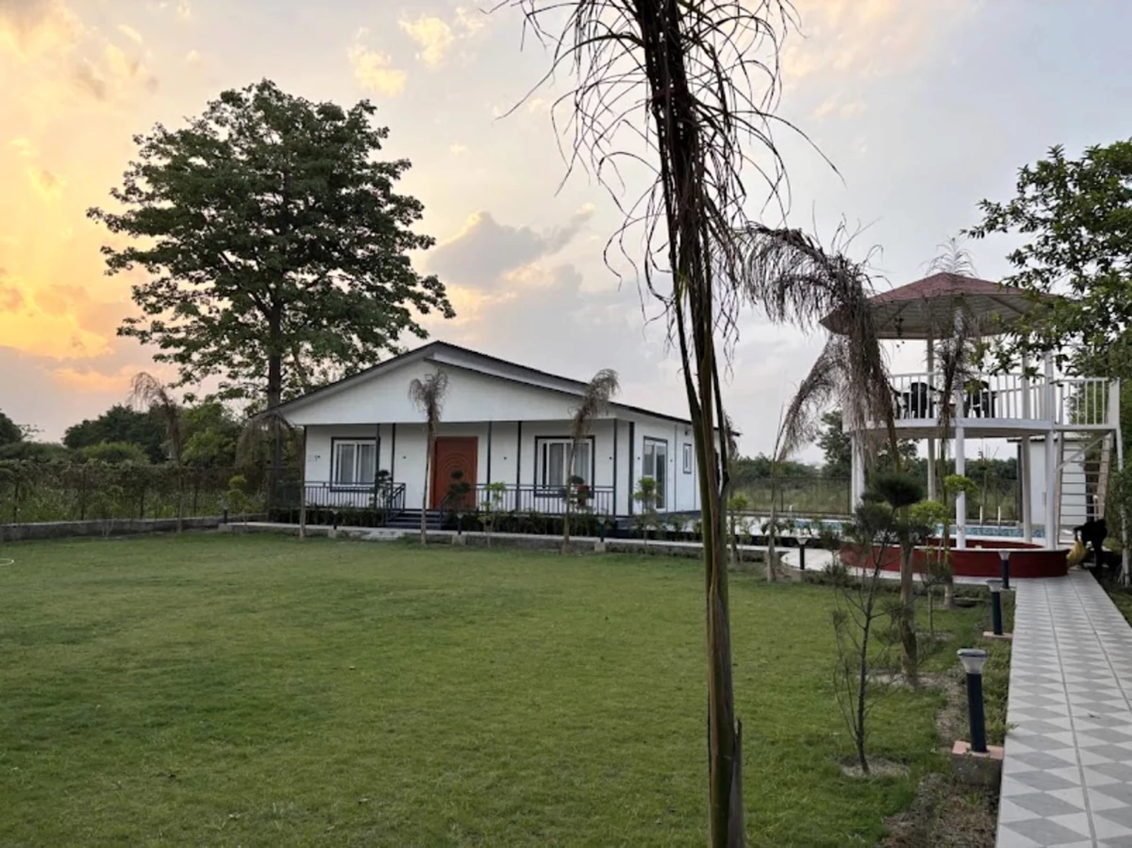 Spacious private lawn and grounds at Silver Oak Estate