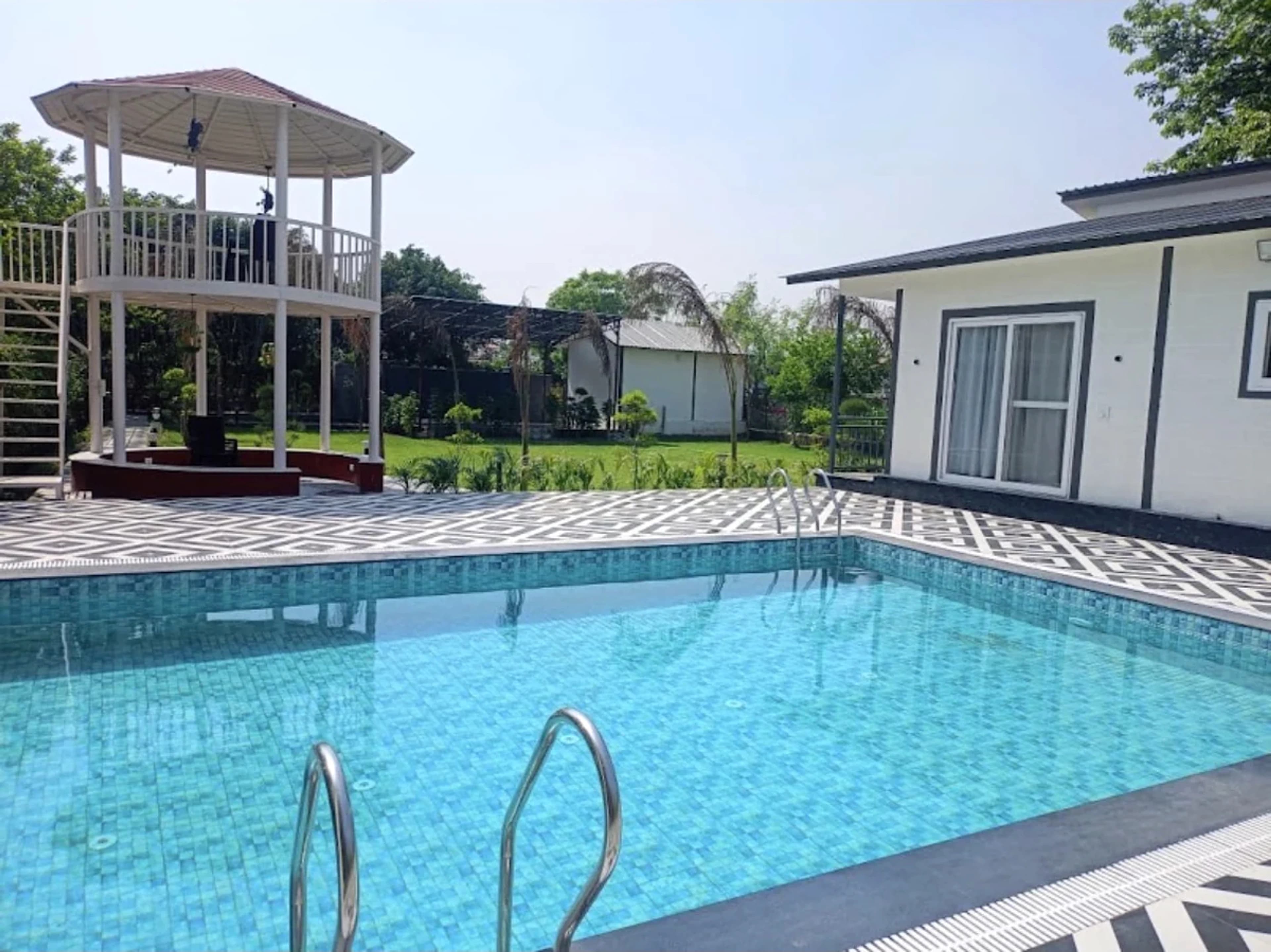 Outdoor party pool at Silver Oak Estate